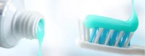 Clean-mouth-guard-with-toothpaste-300x117.webp
